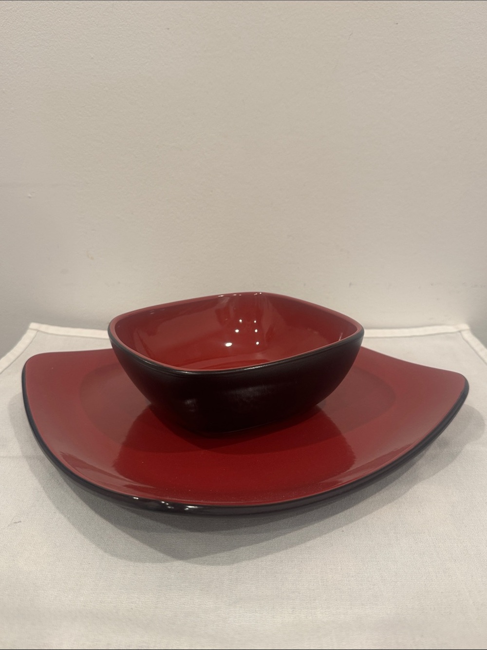 Corelle Red and Black Stoneware Square Bowl and Dinner Plate Set CHILI RED